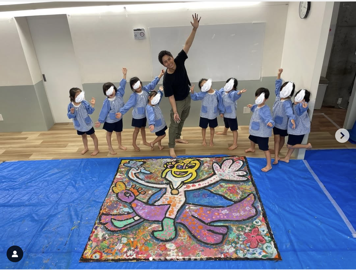 
    じゃじゃーん！！！
    毎夏恒例、今年で3年目！！
    5歳児さん達とワークショップ。
    完成しました！！　

    この子の名前は
    『ソビア』
    マナカ王国に住んでる子！
    友達作りが上手！！動物も関係なく友達なのです！！
    そんなソビアを皆んなで描き上げました！！🎨

    これからも皆んなに日本中世界中宇宙隅々まで
    友達がたくさんできますように！！
    皆んなと俺も一生友達です！！！！
    一緒に描いて楽しんでくれて
    ありがとうございました😊